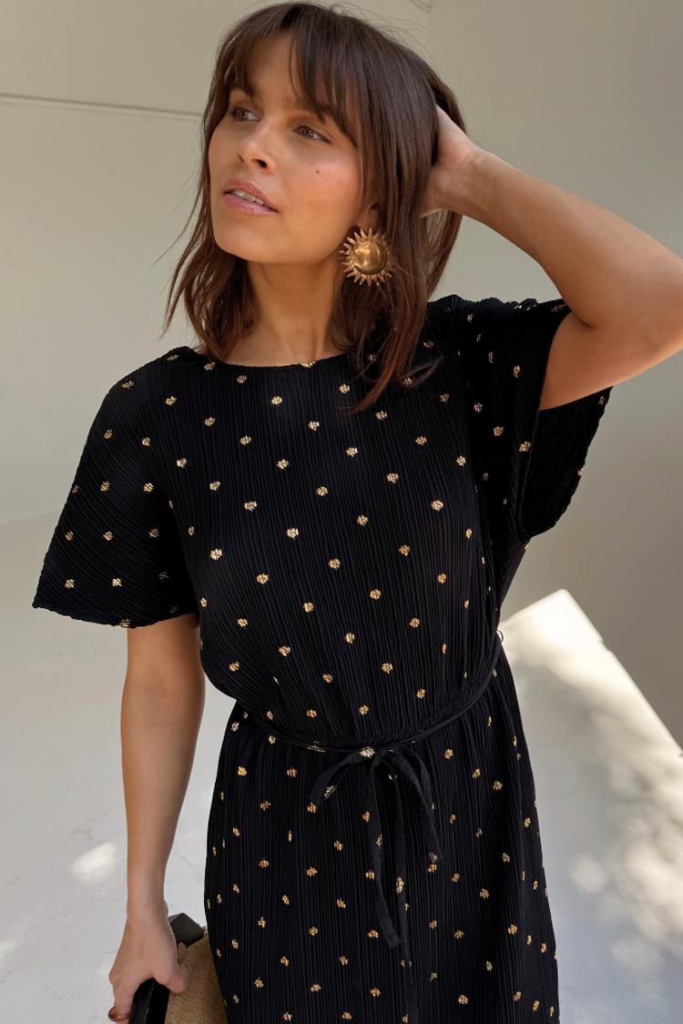 Black Plisse Fifi Dress with Elastic Waist & Asymmetric Hem | Elegant Evening Wear
